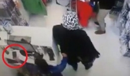 Clip phẫn nộ người mẹ dàn cảnh để con nhỏ trộm điện thoại