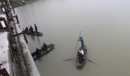 Học sinh lớp 11 nhảy cầu tự tử trên đường tới trường