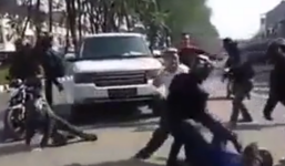 Nhóm biker lao vào định xử tài xế ô tô, nào ngờ động phải 'thứ dữ'