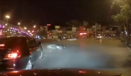 Camry tông văng xe máy khi bất ngờ rẽ phải