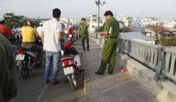 Người phụ nữ bỏ lại xe, nhảy cầu tự tử