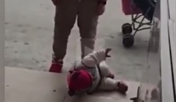 Phẫn nộ clip mẹ đá con nhỏ giữa phố vì không nín khóc