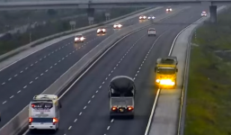 Xe tải ngang nhiên chạy ngược chiều vù vù trên đường cao tốc