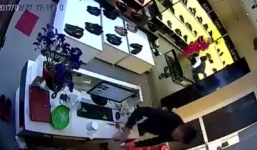 Chiêu trộm đồ tinh vi của cặp vợ chồng lợi dụng con nhỏ