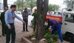 Hà Nội: Vứt rác ra vỉa hè, một người phụ nữ bị phạt 7 triệu