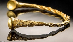 Cận cảnh bộ trang sức vòng vàng 2.500 năm trên cánh đồng ở Anh