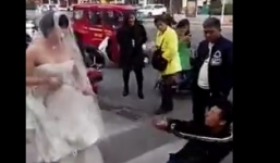 Clip cô dâu dùng xích, kéo chú rể xềnh xệch vào lễ đường