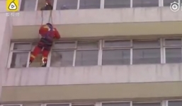 Lính cứu hỏa 'tung chưởng' đạp người định tự tử bay vào trong phòng