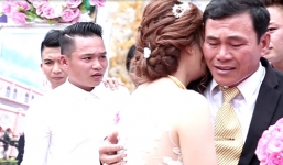 Xúc động clip người cha rơi nước mắt nhìn con gái lên xe hoa