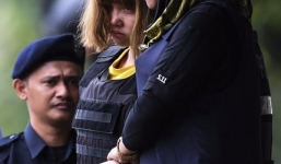Đoàn Thị Hương mặc áo chống đạn khi được dẫn khỏi tòa