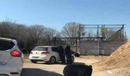 Hy hữu cảnh đàn gấu bao vây xe hơi ở công viên Trung Quốc