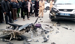 Đấu đầu xe biển xanh, tài xế nguy kịch bên cạnh xe máy nát bét