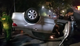 Ô tô lật ngửa sau khi tông xe máy cạnh Hồ Gươm