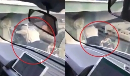 Nam thanh niên liều lĩnh điều khiển xe máy chui gầm container để tránh tắc đường