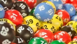 Vô tình tìm thấy vé số mua năm ngoái, người đàn ông trúng 17,5 tỉ