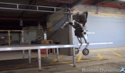 'Hươu cao cổ' robot trình diễn nhảy cao, xoay vòng