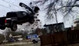 Cướp ô tô phóng 185 km/h, đâm tan nát hàng rào rồi bay trên không