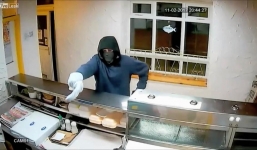 Cầm chuối bọc nylon giả làm súng đi cướp cửa hàng