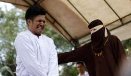 Cặp đôi 'ăn cơm trước kẻng' bị phạt quật roi giữa nơi công cộng