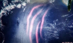 Video: Những con sóng bí ẩn cao hàng trăm mét ở biển Đông