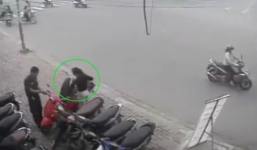 Video: Tên cướp giật túi xách khiến cô gái ngã nhào xuống đất