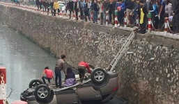 'Xế hộp' chổng vó dưới mương, người dân cạy cửa giải cứu nữ tài xế