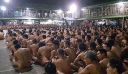 Hàng trăm tù nhân Philippines bị buộc khỏa thân giữa trời