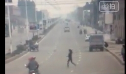 Cô gái đi bộ hất bay xe máy qua dải phân cách