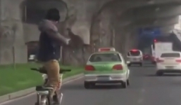 Video: Người đàn ông vừa đi xe đạp vừa tập thái cực quyền gây sốc