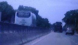 Xe khách giường nằm phi ầm ầm ngược chiều trên quốc lộ