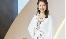 Lâm Tâm Như tái xuất rạng rỡ lấy lại vóc dáng sau sinh