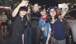 Lý Nhã Kỳ gây “náo loạn” tại quảng trường Nguyễn Huệ