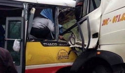 Thái Nguyên: Xe buýt đâm xe tải trên cao tốc, một người chết