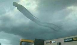 Hoảng sợ hình người kỳ dị trôi dạt trong mây ở châu Phi