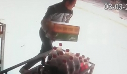 Video: Nam thanh niên trộm thùng bia rồi bỏ chạy ở Thanh Hóa