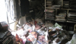 Thi thể của người đàn ông dưới 6 tấn tạp chí 'người lớn'