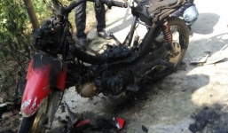 Châm lửa đốt xe máy vì 'dám tán gái làng'