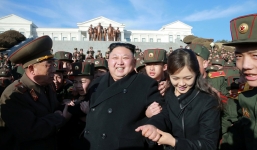 Vợ Kim Jong-un tái xuất sau gần một năm vắng bóng