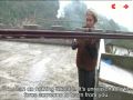 Thán phục 'tuyệt kỹ' chuyển đồ ăn bằng đầu của cụ ông bồi bàn