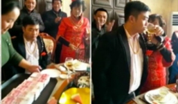 'Cô dâu già' dùng khay tiền dụ chú rể trẻ uống rượu giao bôi