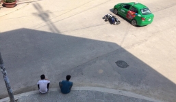 Va chạm giao thông, 2 thanh niên ngồi tâm sự chờ CSGT đến giải quyết