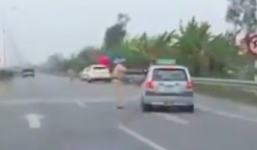 Taxi đánh võng 2 lần liên tiếp thoát chốt cảnh sát giao thông