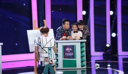 Bé trai 7 tuổi làm toán bằng tiếng Anh nhanh như máy tính