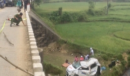 Taxi rơi khỏi cầu giữa đêm, 1 người chết, 5 người bị thương