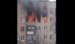 Video: Sống sót dù rơi từ tầng 8 chung cư đang cháy