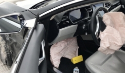 Video: Xe tự lái của Mỹ đâm vào dải phân cách do không thấy đường