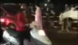 Người phụ nữ chặn đầu ô tô với hành động khó hiểu