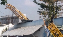 Cần cẩu 50m đổ sập trong đêm, 2 người bị thương