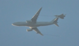 Chiến đấu cơ hộ tống máy bay chở hàng mất liên lạc trên biển