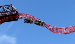 Video hot: Hành khách bị treo lơ lửng vì tàu điện dừng đột ngột